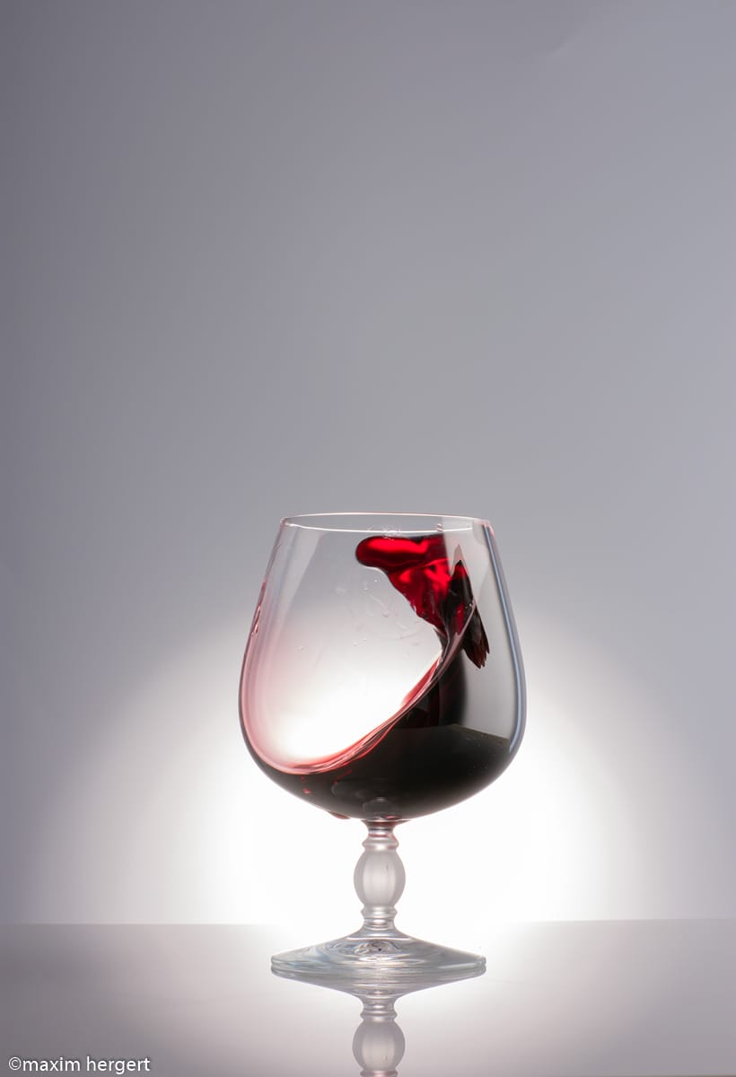 Rotwein-Glas . Nikon-Crop.