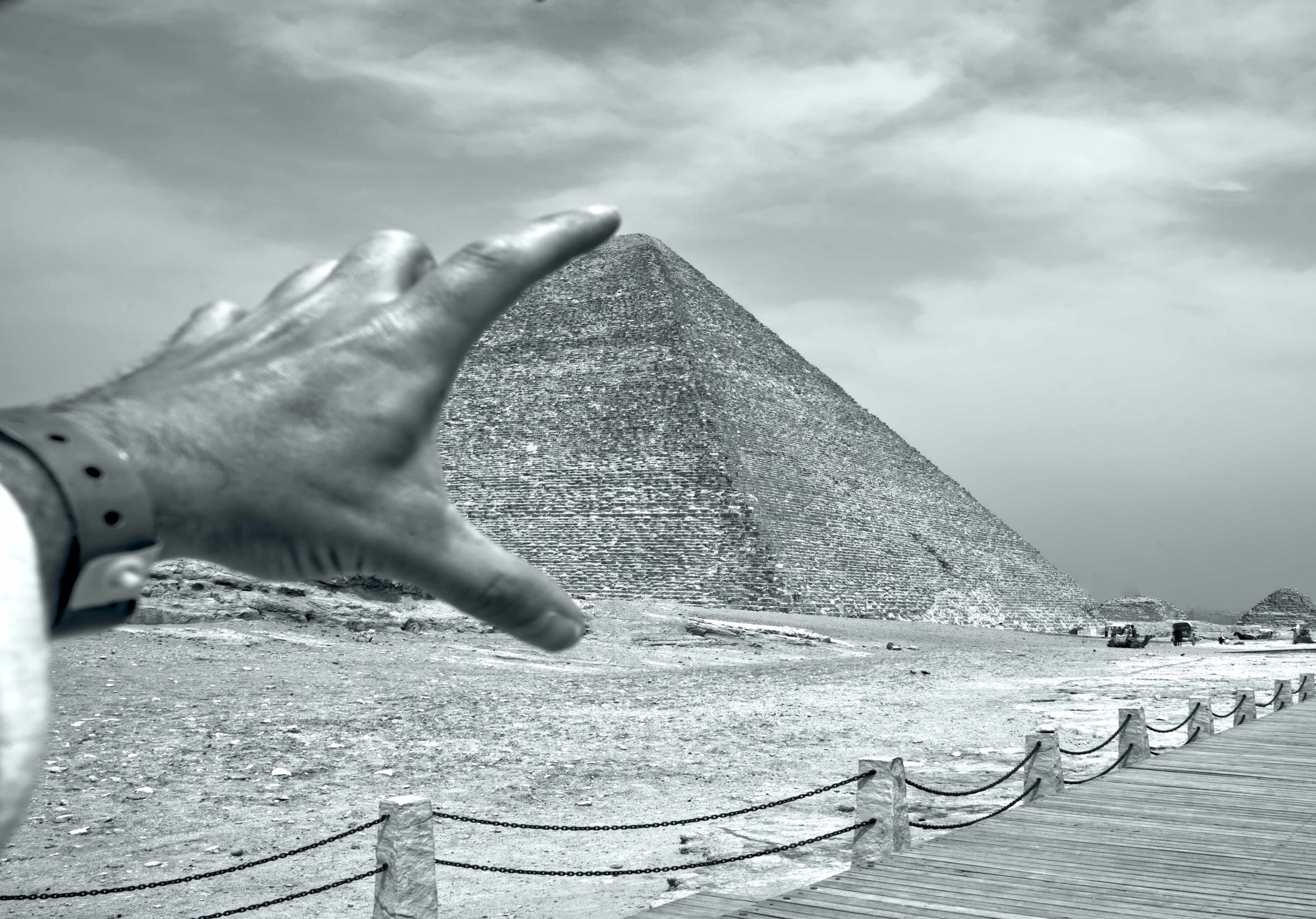 Pyramide in der Hand SW